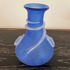 HAND BLOWN ART GLASS COBALT BLUE SATIN FROSTED VASE with Applied Clear Spiral